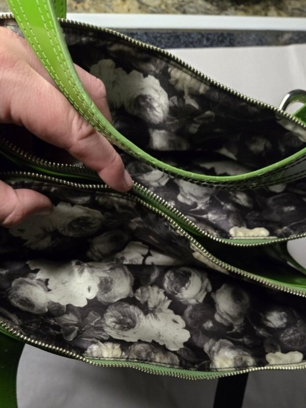 TED BAKER LONDON GREEN PATENT LEATHER SATCHEL SHOULDER BAG PURSE FLORAL LINING - Picture 6 of 7